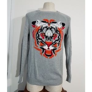 Grey sweater with tiger
